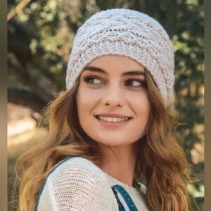 Warm and Cozy Cable knit headband in Ivory.